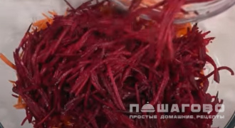 Фото приготовления рецепта: Салат из свежей моркови и свеклы - шаг 2