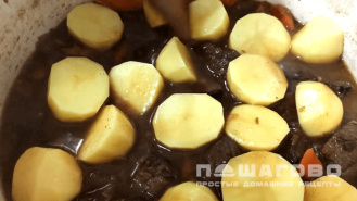 Фото приготовления рецепта: Жаркое из мяса лосятины - шаг 3