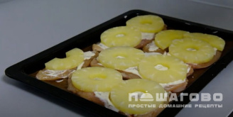 Фото приготовления рецепта: Курица с ананасами под сыром - шаг 4
