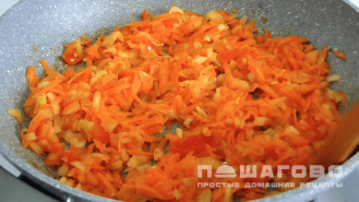 Фото приготовления рецепта: Суп с грибами с капустой - шаг 4