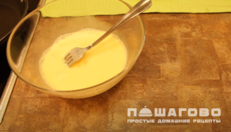 Фото приготовления рецепта: Гренки на сковороде - шаг 2