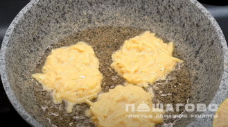 Фото приготовления рецепта: Драники с грибами - шаг 8