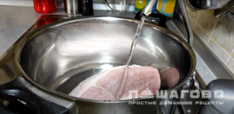 Фото приготовления рецепта: Рассольник классический с рисом и огурцами - шаг 1