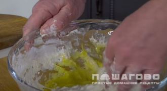 Фото приготовления рецепта: Пицца по-итальянски с помидорами черри и двумя видами сыра - шаг 1