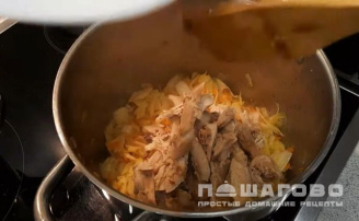 Фото приготовления рецепта: Куриный суп с капустой - шаг 5