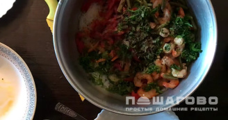 Фото приготовления рецепта: Салат с фунчозой и морепродуктами - шаг 8