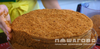 Фото приготовления рецепта: Торт медовый со сгущенкой - шаг 11