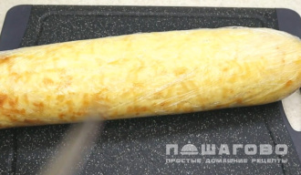 Фото приготовления рецепта: Рулет из сыра с печенью - шаг 8