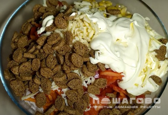 Фото приготовления рецепта: Салат с сухариками и корейской морковью - шаг 5
