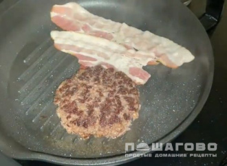 Фото приготовления рецепта: Домашний бургер с мясной котлетой и беконом - шаг 5