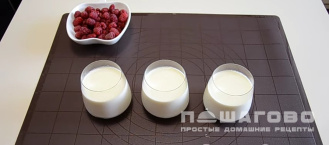 Фото приготовления рецепта: Панна-котта малиновая - шаг 4