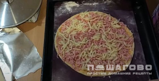 Фото приготовления рецепта: Пирог с сыром и сосисками - шаг 4