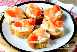 Фото приготовления рецепта: Вкусный бутерброд с багетом семгой и творожным сыром - шаг 6