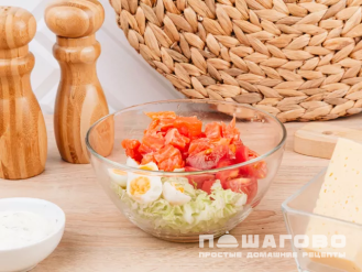 Фото приготовления рецепта: Салат Цезарь с лососем слабосоленым и пекинской капустой - шаг 3