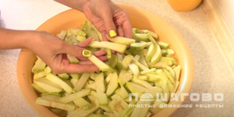 Фото приготовления рецепта: Лечо из кабачков и перца с томатной пастой - шаг 2