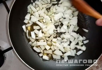 Фото приготовления рецепта: Легкий суп со щавелем и яйцом - шаг 2