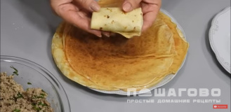 Фото приготовления рецепта: Домашние тонкие блинчики с фаршем - шаг 9