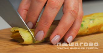 Фото приготовления рецепта: Тамагояки на завтрак - шаг 9