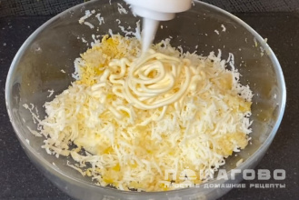 Фото приготовления рецепта: Закуска из крабовых палочек - шаг 3