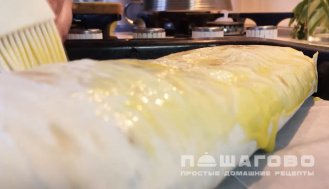 Фото приготовления рецепта: Творожный рулет с зеленью из лаваша - шаг 5