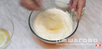 Фото приготовления рецепта: Пышные блины на молоке - шаг 2