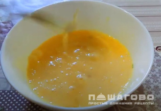 Фото приготовления рецепта: Рулет из омлета с начинкой - шаг 3