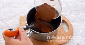 Фото приготовления рецепта: Зеркальная шоколадная глазурь - шаг 4