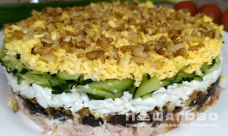 Фото приготовления рецепта: Салат с черносливом и копченой курицей - шаг 6