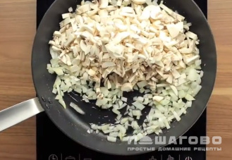 Фото приготовления рецепта: Яичные блинчики с курицей и грибами - шаг 4