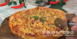 Фото приготовления рецепта: Луковая пицца с кукурузой и моцареллой - шаг 13