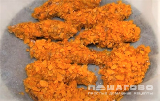 Фото приготовления рецепта: Куриные наггетсы в картофельных чипсах, запеченные в духовке - шаг 5