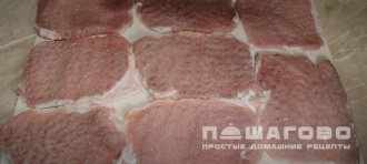 Фото приготовления рецепта: Мясо по-французски с сыром и луком - шаг 4