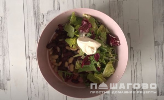 Фото приготовления рецепта: Салат с фасолью, копченой колбасой и сухариками - шаг 5