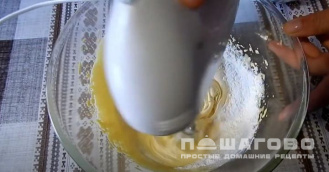Фото приготовления рецепта: Быстрый рулет из сгущенки с начинкой - шаг 4
