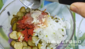 Фото приготовления рецепта: Салат из соленых огурцов с луком и постным маслом - шаг 2