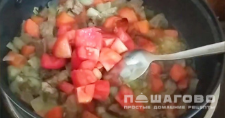 Фото приготовления рецепта: Подлива с мясом и овощами - шаг 4
