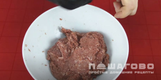 Фото приготовления рецепта: Бифштекс из фарша говядины на сковороде - шаг 5