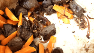 Фото приготовления рецепта: Жаркое из мяса лосятины - шаг 2