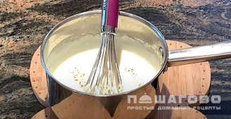 Фото приготовления рецепта: Соус Морнэ на основе Бешамель с яичными желтками - шаг 4