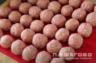 Фото приготовления рецепта: Шведские фрикадельки в сливочном соусе - шаг 2