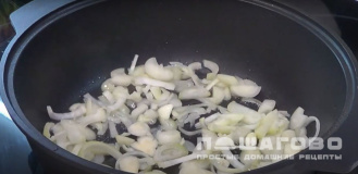 Фото приготовления рецепта: Чахохбили из бедра курицы - шаг 1