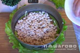 Фото приготовления рецепта: Салат с ананасом, курицей, сыром и грецким орехом. - шаг 4