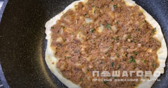 Фото приготовления рецепта: Армянская пицца (Ламаджо) - шаг 8