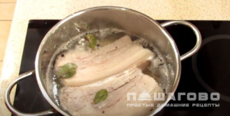 Фото приготовления рецепта: Грудинка по-домашнему с чесноком и аджикой - шаг 3