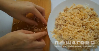 Фото приготовления рецепта: Салат "Черепаха" 🐢 с курицей и черносливом - шаг 4