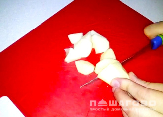 Фото приготовления рецепта: Суп из курицы с горохом в горшочке - шаг 2
