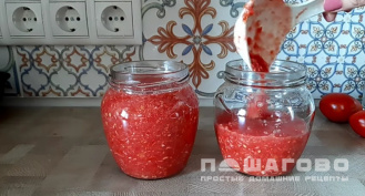 Фото приготовления рецепта: Сырая аджика из помидоров на зиму - шаг 5