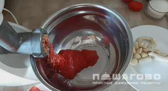 Фото приготовления рецепта: Сырая аджика из помидоров на зиму - шаг 2