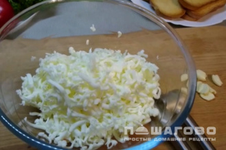 Фото приготовления рецепта: Бутерброды с помидорами и сырно-чесночным паштетом - шаг 1