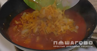 Фото приготовления рецепта: Гуляш из свинины с подливкой на сковороде - шаг 9